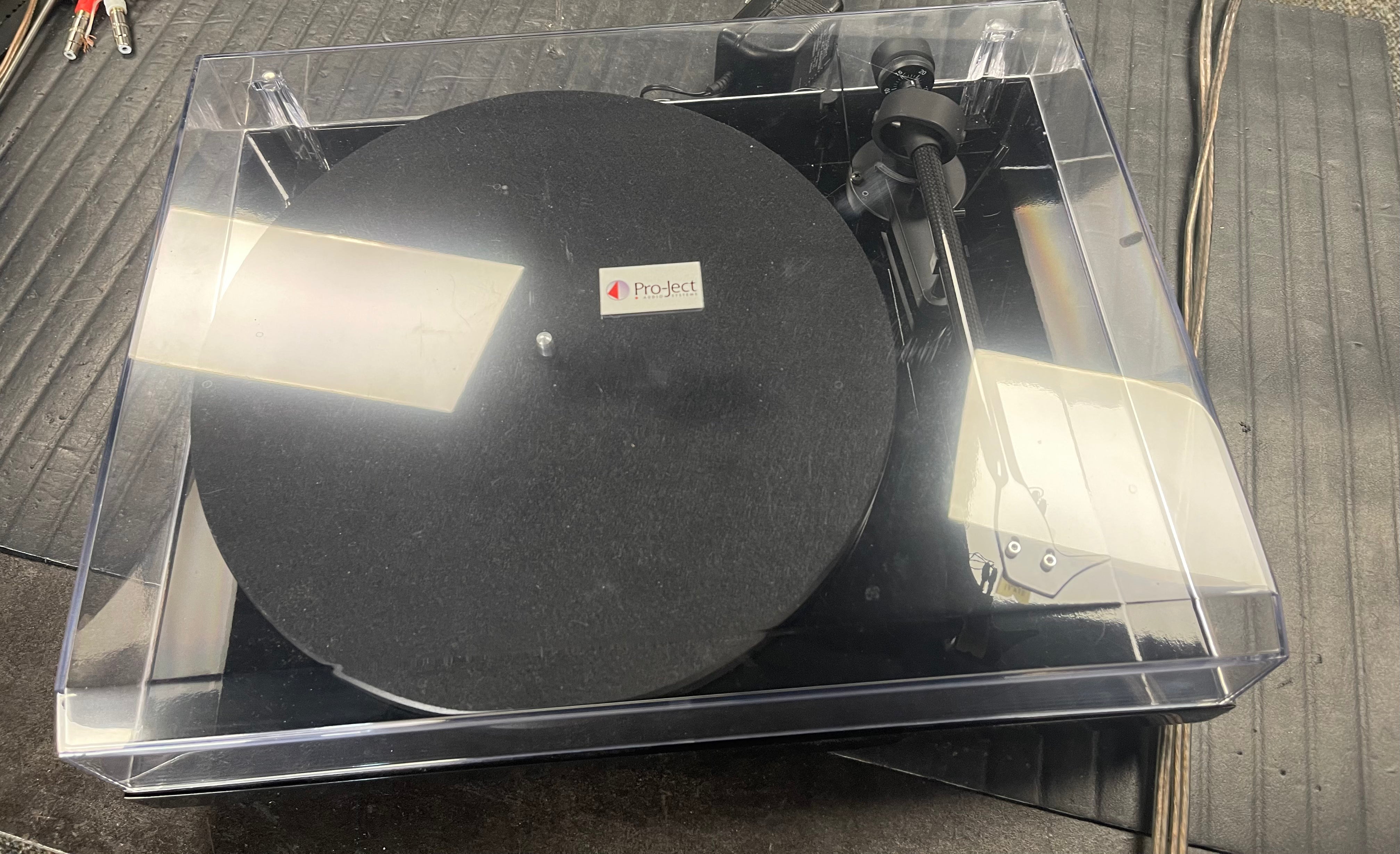 PRO-JECT Debut Carbon Turntable