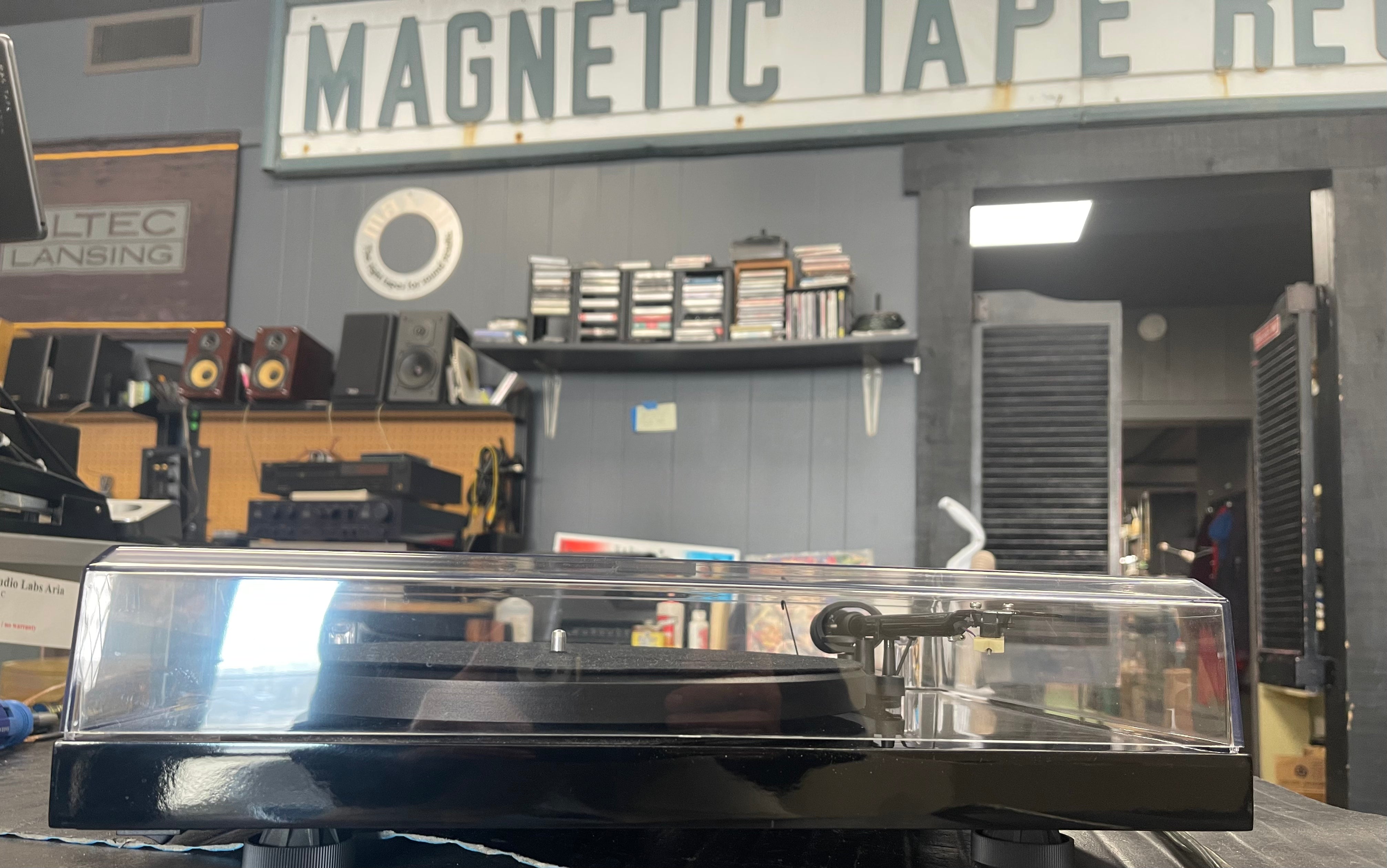 PRO-JECT Debut Carbon Turntable