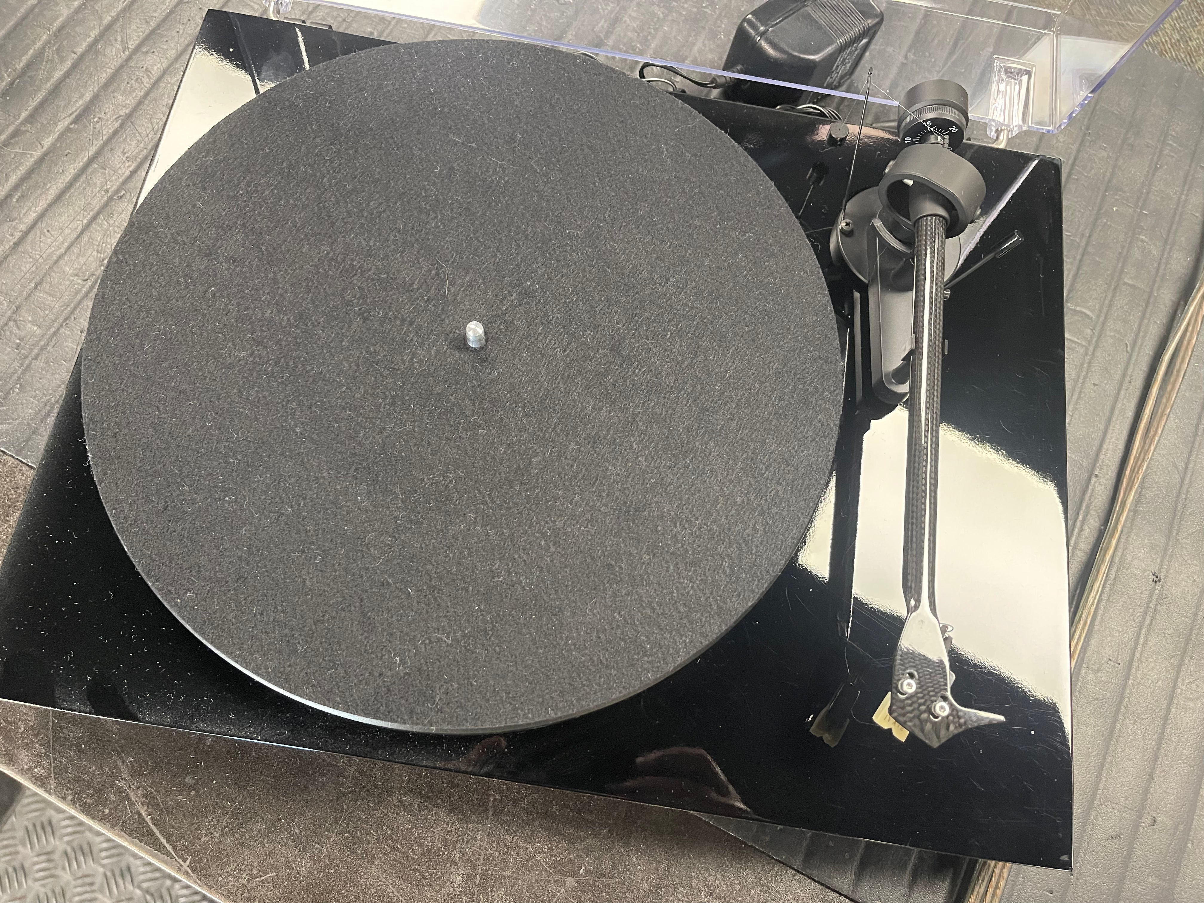 PRO-JECT Debut Carbon Turntable