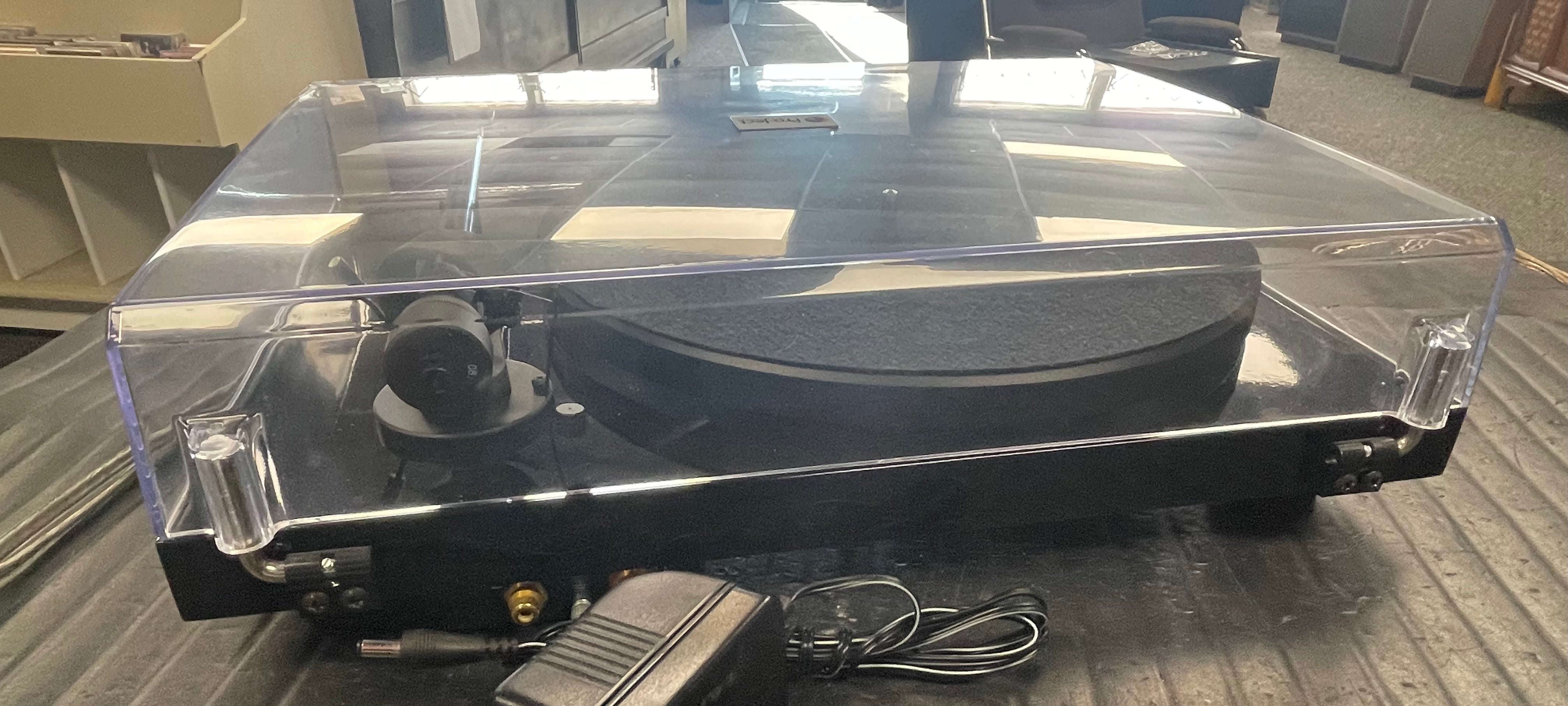 PRO-JECT Debut Carbon Turntable