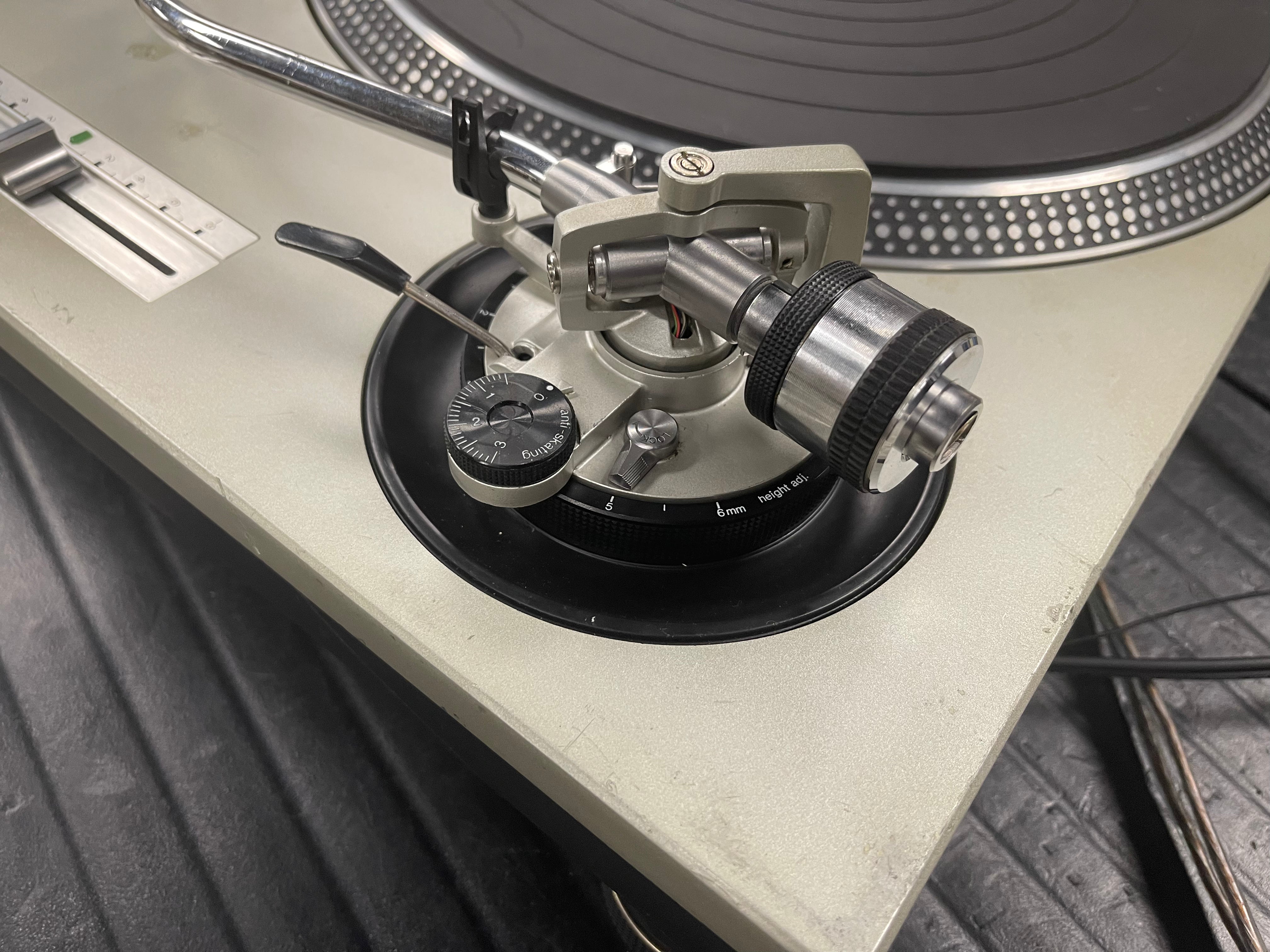 Technics SL-1200 MK2 Direct Drive Turntable