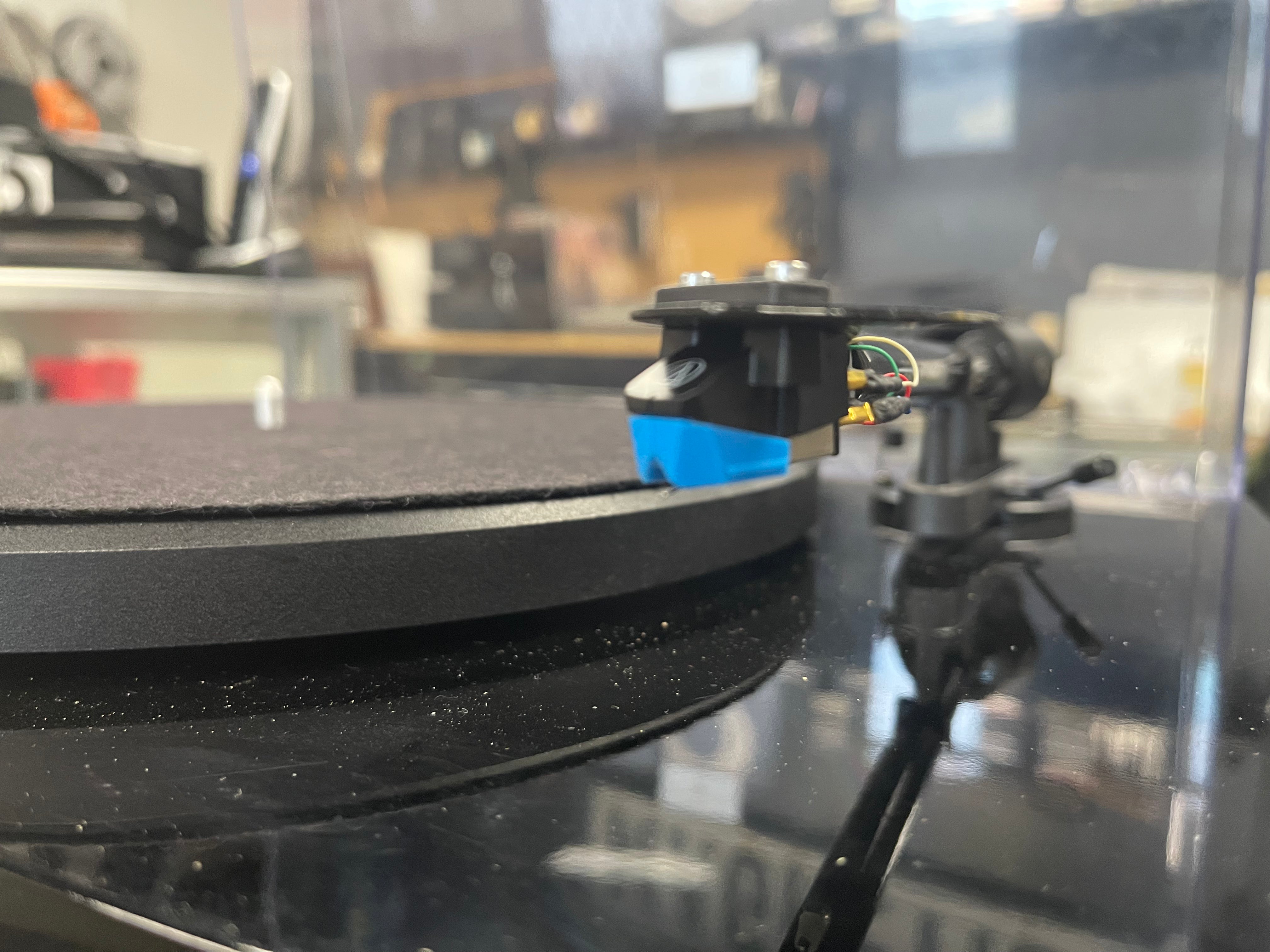 Pro-Ject Debut Carbon Line Out Only Turntable