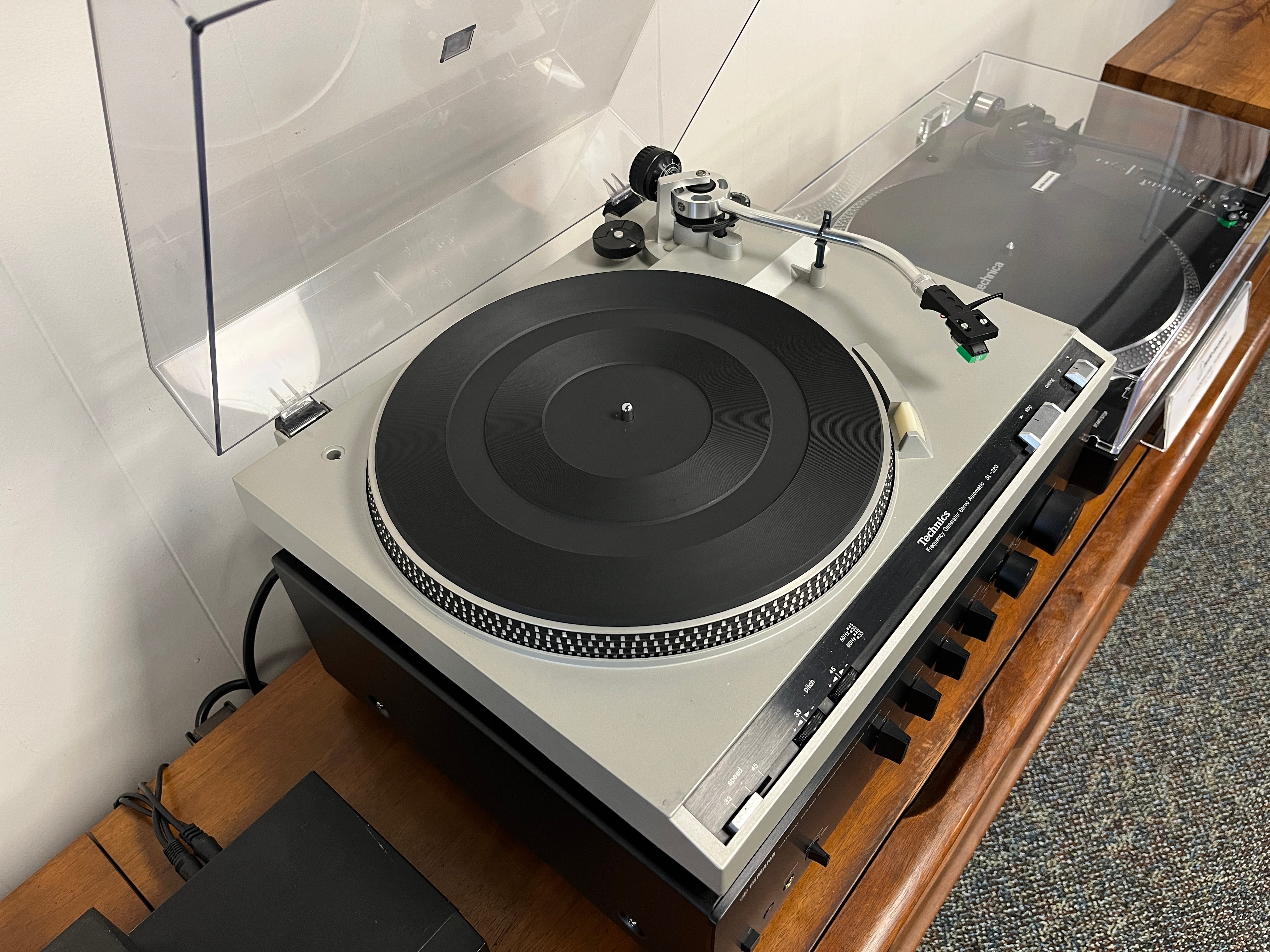 SL-220 Belt-Drive Turntable