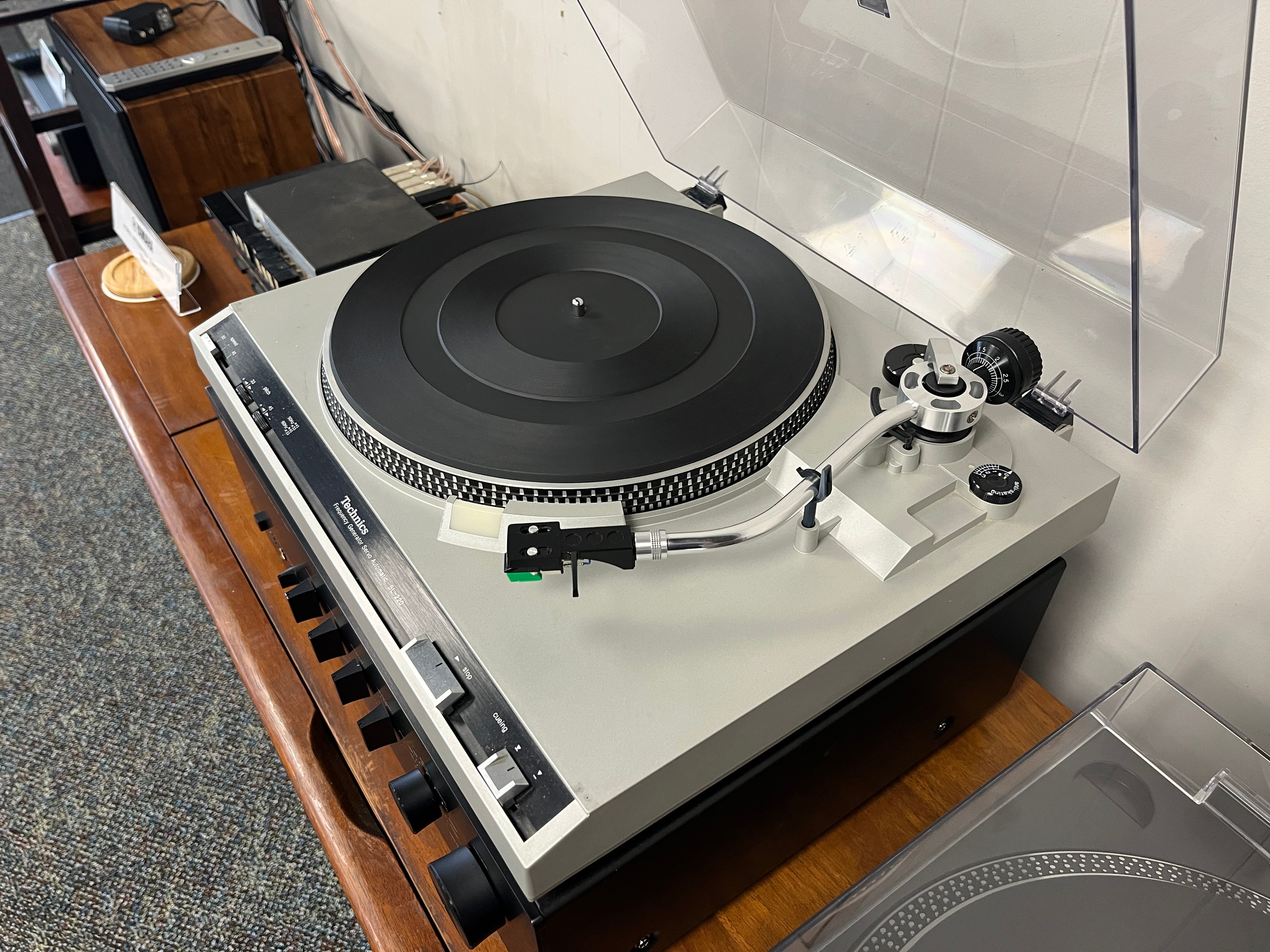 SL-220 Belt-Drive Turntable