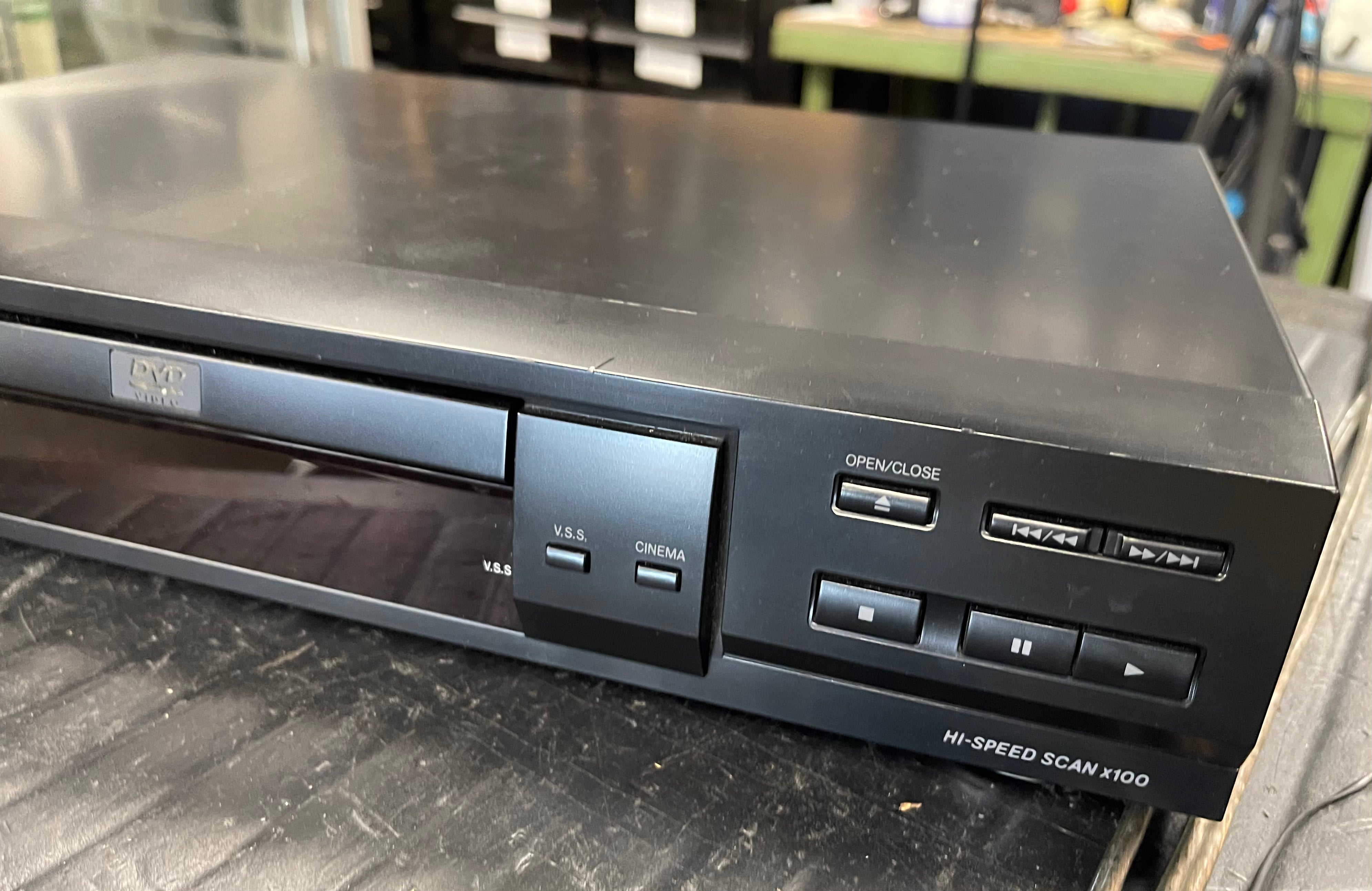 Panasonic DVD-RV30 CD and DVD Player